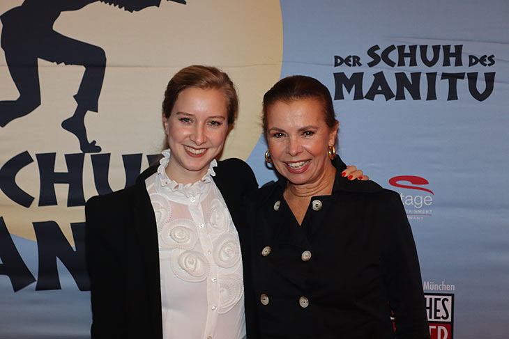 Petra Drechsler (li.) mit Tochter bei der Premiere von "Schuh des Manitu" im Deutschen Theater am 14.10.2021 (©Fptp: Martin Schmitz)